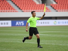 边裁跑上场,职责是什么,跑位技巧如何,旗语怎么用