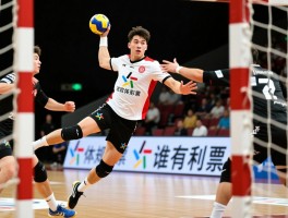 手球有没有进攻有利什么意思,进攻有利原则怎么判断,手球新规对谁有利