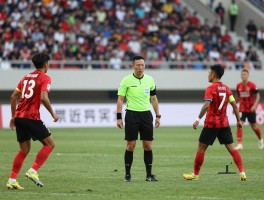 足球进攻有利犯规怎么算,什么情况下裁判不吹罚,有利原则如何判断,进攻后怎样补判