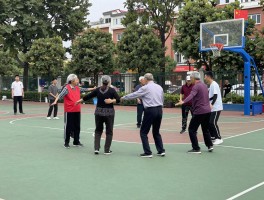 老人篮球场广场舞冲突如何解决,场地纠纷谁之过,公共空间如何合理分配