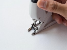 压脚裁密边怎么操作,裁密边压脚怎么安装,压脚裁密边和普通锁边区别