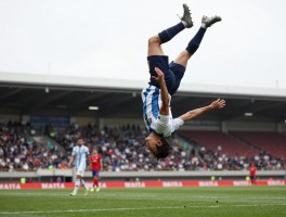 后空翻球员,足球史上最经典的是谁,哪些球员因空翻出名,空翻动作有危险吗