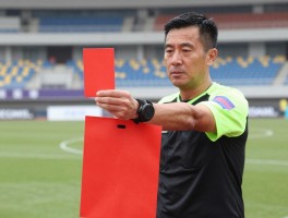 出现红牌还有进攻有利吗，红牌后进攻有利怎么判，裁判怎么掌握有利原则，VAR如何介入？