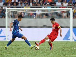 铲球进攻有利如何判断,铲球助攻是否犯规,铲球射门规则详解