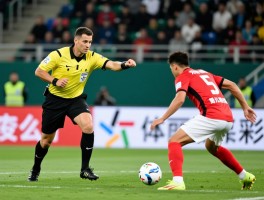 有利进攻为什么不吹,裁判如何判断,球员该怎么应对,规则精神是什么