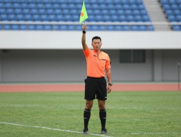 边裁如何看角球,旗语怎么示意,站位在哪,何时举旗