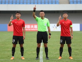 足球有利进攻手势示范,裁判何时出示有利手势,正确动作要领有哪些,如何把握有利原则时机