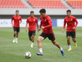 球员的生活,职业球员日常训练是怎样的,他们面临哪些经济压力,如何应对心理健康挑战