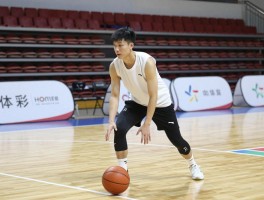 拍打篮球的正确姿势,运球时手指如何放置,身体姿势怎样才标准,如何控制篮球落点