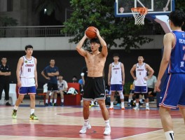 男生赤膊篮球全面探讨，为何打球爱脱上衣,光膀子有何健康隐患,球场文明如何维护