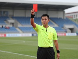 红牌进攻有利必须吹停吗,有利原则是什么,红牌犯规后比赛继续吗,裁判如何处理