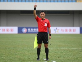 边裁业务,如何精准判罚越位,角球判罚技巧,边裁旗语详解