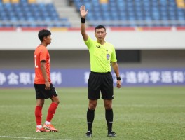 足球边裁球进攻有利,边裁如何判断进攻有利,判罚时机如何把握,与主裁如何配合