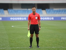 出边线边裁：越位如何判罚,边裁旗语含义是什么,足球出界标准如何判定