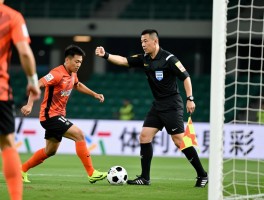 足球有利进攻不吹哨的人，裁判如何把握判罚时机，有利原则的适用条件是什么