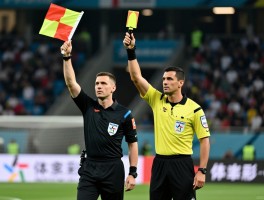 足球边裁吹哨的规则，边裁何时举旗？旗示如何解读？与主裁如何配合？