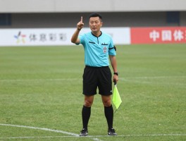 边裁手势方向,如何判断越位举旗角度,边裁怎样示意犯规,旗语方向代表什么