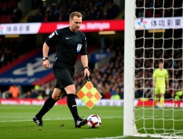 英超边裁视角，如何判断越位，怎样与VAR协作，面临哪些挑战