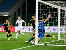 越位被动解围是什么意思,被动触球是否算越位,防守队员解围是否中断进攻