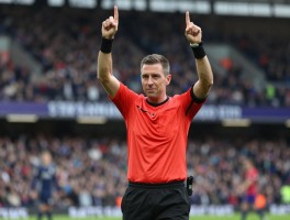 英超进攻有利手势解析,裁判手势如何判断,有利原则如何掌握,VAR如何影响判罚