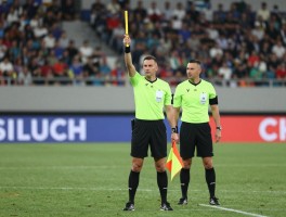 边裁宣布越位丨举旗后主裁能改判吗,什么情况延迟举旗,VAR如何影响判罚