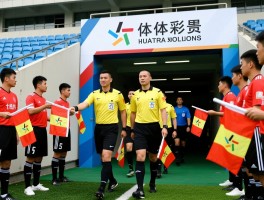 足球边裁入场,职责有哪些,入场仪式流程,旗语如何解析,与主裁判如何协作