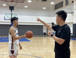 王鑫篮球丨如何从学生球员成为职业选手,篮球之路有什么不同,现执教哪些课程