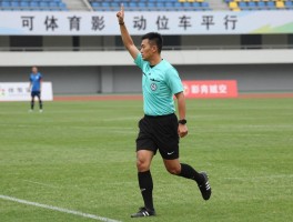 边裁越位跑位：如何保持与倒数第二名防守队员平行，边裁判罚越位的技巧，如何避免误判