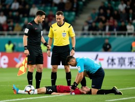 足球边裁互换,主裁判受伤怎么办,边裁如何升级为主裁判,比赛中断如何处理