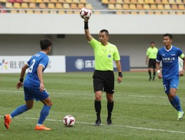 进攻有利后吹任意球,进攻有利原则如何掌握,裁判何时补吹犯规,VAR是否介入有利情况