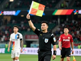 边裁举旗慢,VAR时代判罚流程有何变化,举旗慢对球员有何影响,如何改进判罚延迟