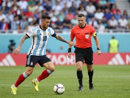 阿根廷法国进攻有利,裁判如何判断进攻有利,何时不吹停比赛？