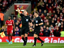 利物浦边裁庆祝,争议判罚如何影响比赛,球迷为何不满,裁判行为是否合规