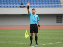 足球边裁拿旗：边裁旗语怎么掌握，正确举旗方法有哪些，如何避免举旗失误