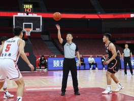 篮球进攻有利原则吗,裁判如何掌握判罚尺度,球队怎样利用进攻原则创造优势