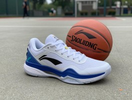 李宁篮球和斯伯丁,哪个更适合水泥地,如何根据场地选择,性价比哪款更高