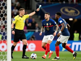 法国队有利进攻被吹,裁判判罚标准是否一致,进攻有利原则如何把握,关键判罚如何影响比赛