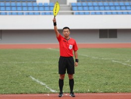 边裁裁判教学,如何正确举旗示意的,边裁跑位技巧有哪些,越位判罚难点如何突破