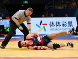 边裁摔跤,比赛中为何容易摔倒,受伤对比赛有何影响,如何避免此类意外