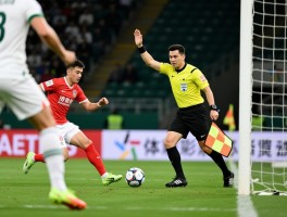 足球进攻有利会被吹停吗，裁判如何把握判罚时机，哪些犯规必须立即鸣哨