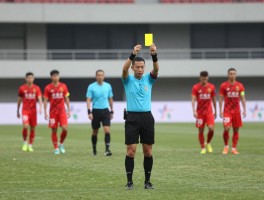 足球进攻有利两张黄牌,裁判判罚尺度如何把握,球员如何规避风险？