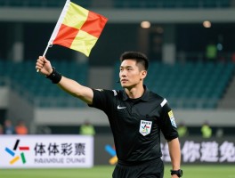 犯规边裁如何举旗：犯规举旗动作要领是什么，边裁旗语示意图怎么学，如何避免举旗失误