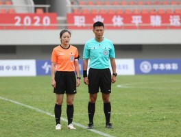 女边裁男足丨体能如何达标,判罚是否公正,怎样突破职业天花板