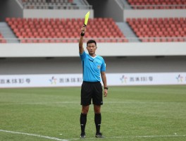 此时边裁举旗,边裁举旗意味着什么,边裁举旗后比赛如何进行,边裁举旗主裁判必须吹吗