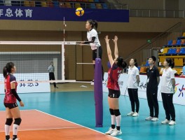 边裁排球教学,如何掌握标准旗语,正确判断界内外球的技巧,边裁站位要点分析