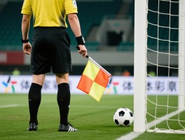 足球裁判边裁丨边裁具体职责是什么,旗语如何解读,怎样判断越位