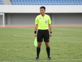 足球边裁方法,旗语技巧详解,如何正确站位,越位判罚要点