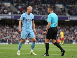 进攻有利又被吹停哈兰德，裁判为何突然改判？西蒙·胡珀争议回顾，英超误判影响几何