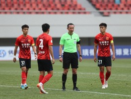 中超撞倒边裁,球员冲突如何处罚,裁判权威如何维护,赛场矛盾如何化解