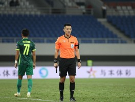 边裁能否改判主裁判决定,边裁能否直接判罚犯规,边裁能否罚下球员，边裁跑动距离要求